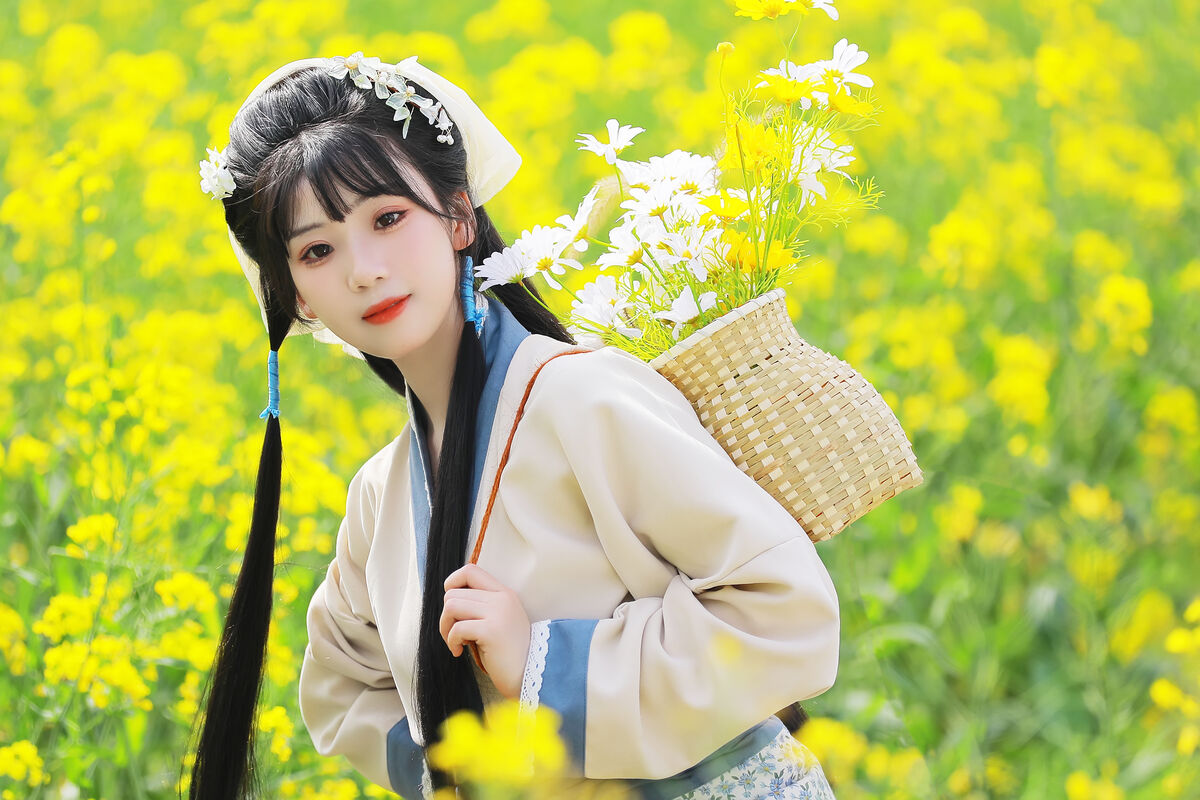 YiTuYu艺图语 Vol.8416 周周Ay (26P)