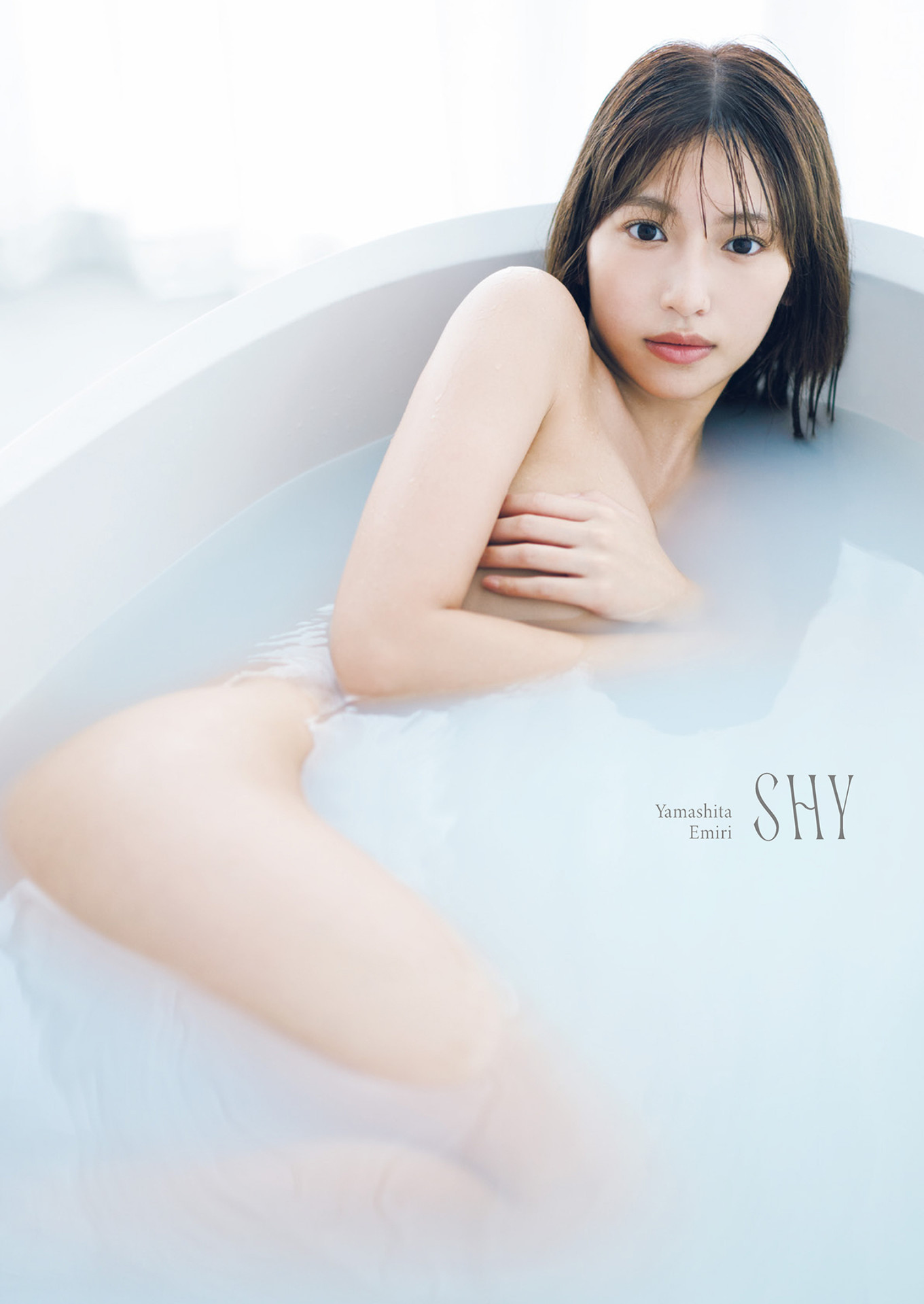Emiri Yamashita 山下エミリー, 1st写真集 『SHY』 Set.01