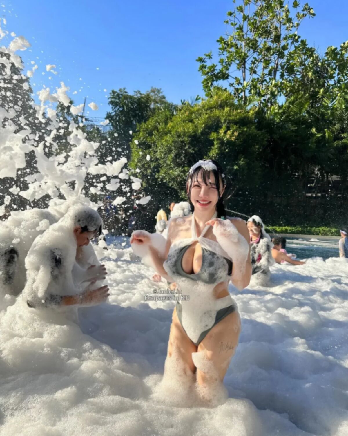 OF JANIE 泥泥 – 北捷手扶梯驚現爆乳妹「超大尺寸」緩緩上升 男性旅客塞爆 泥泥學姐大膽自拍 Part02 (65P)
