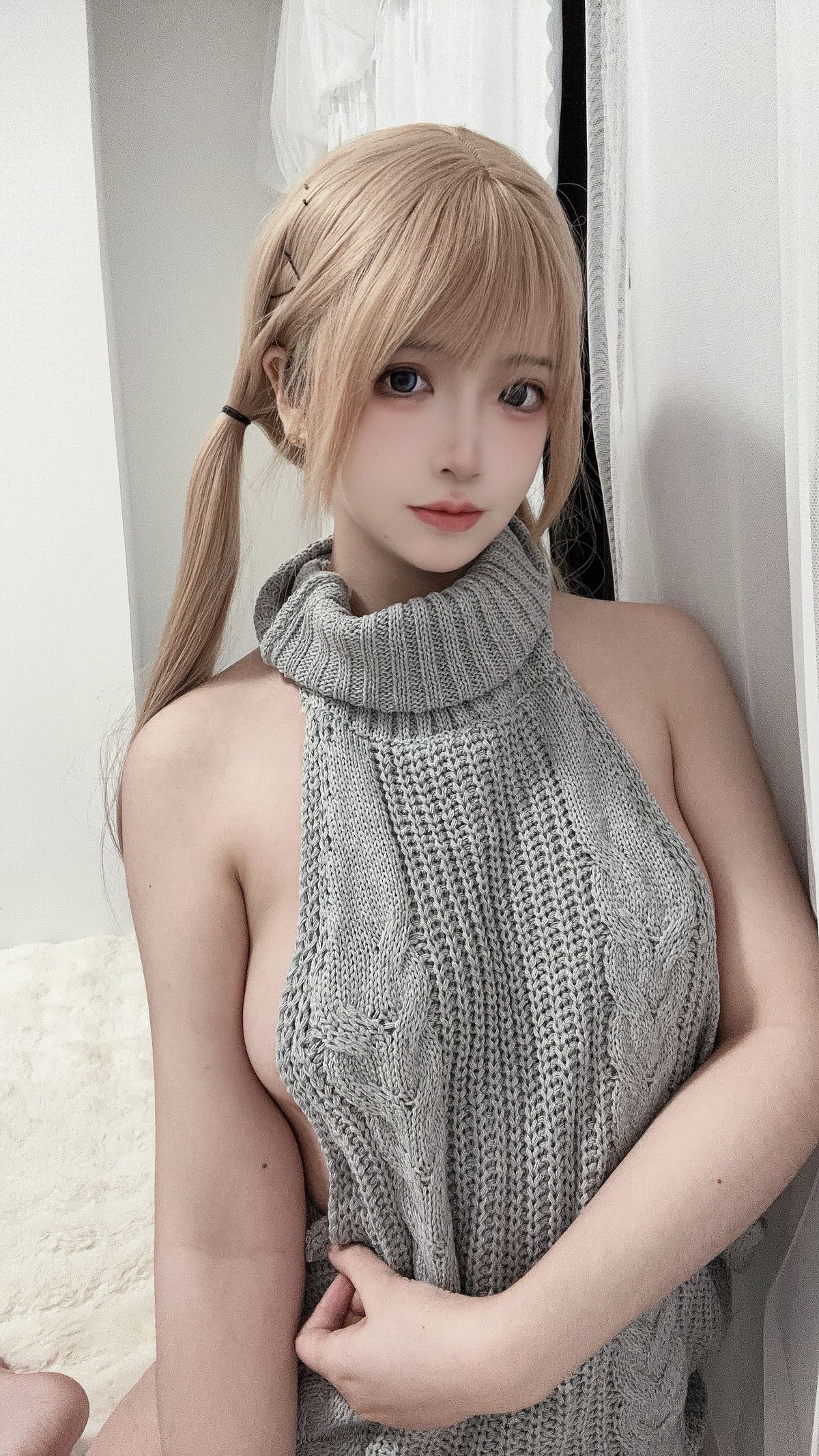 Coser@疯猫ss – 露背毛衣 (16P)