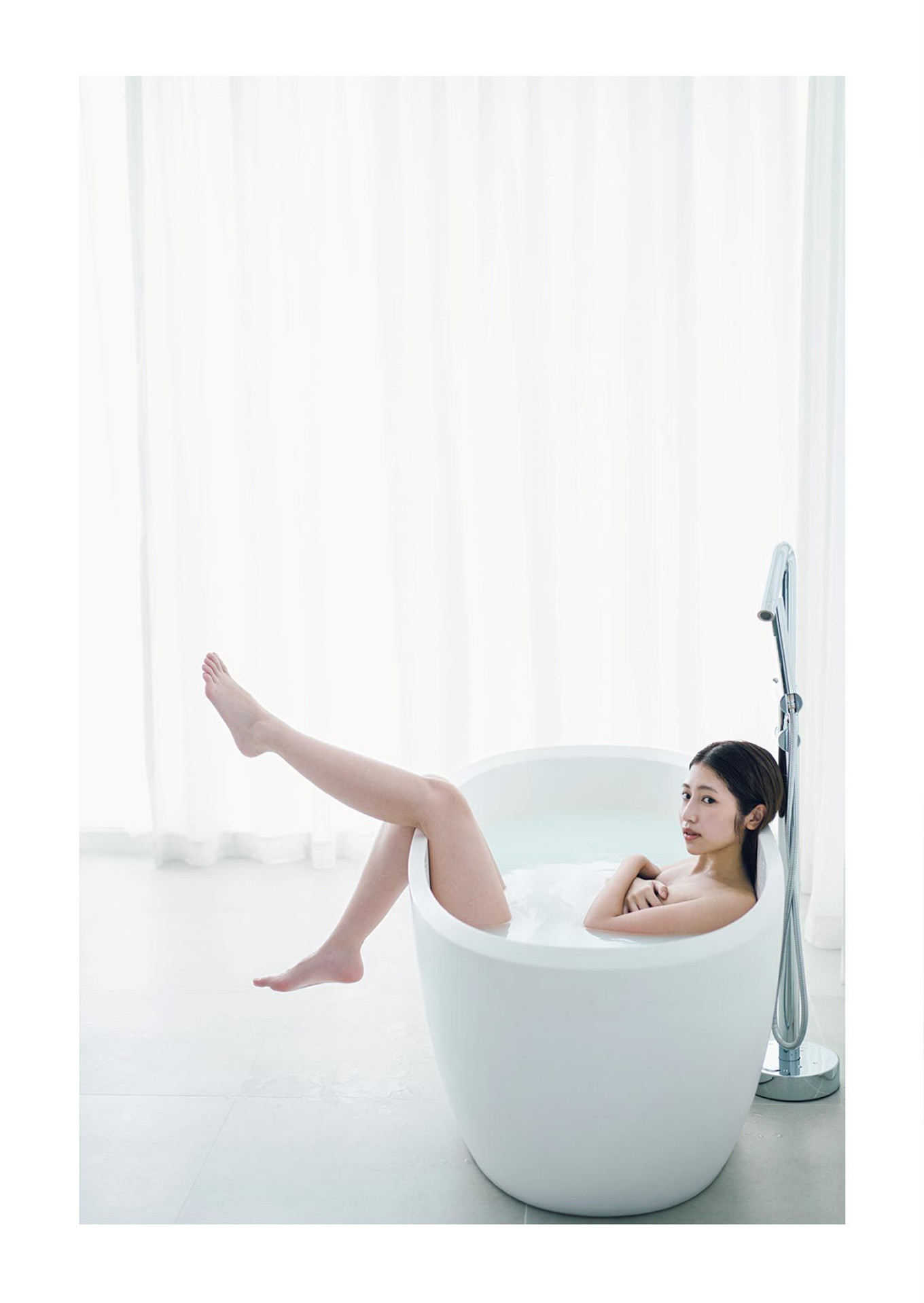 Emiri Yamashita 山下エミリー, 1st写真集 『SHY』 Set.01