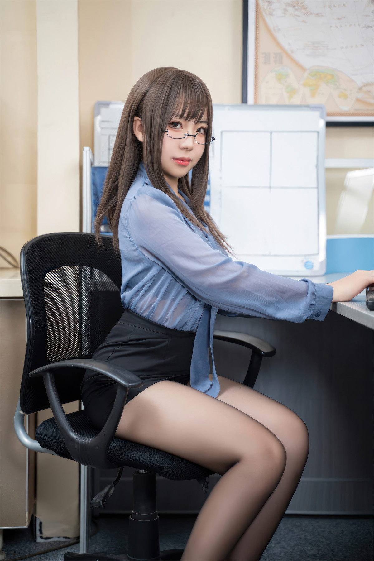 Cosplay 虎森森 黑丝眼镜娘(50P)
