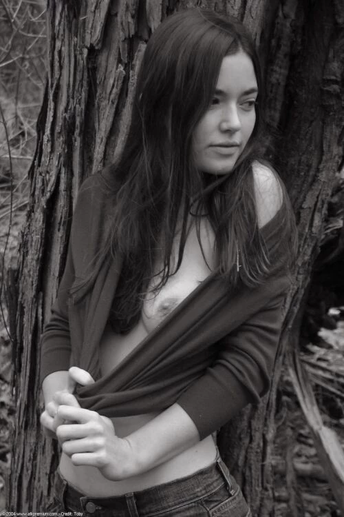 Take the school girl to the wild and force her to take nude photos! (12P)