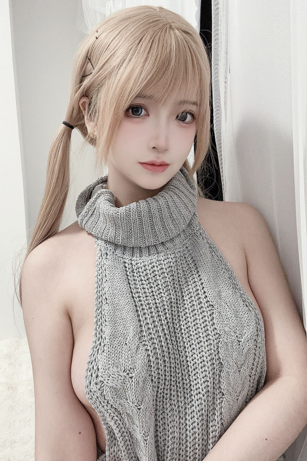 Coser@疯猫ss – 露背毛衣 (16P)