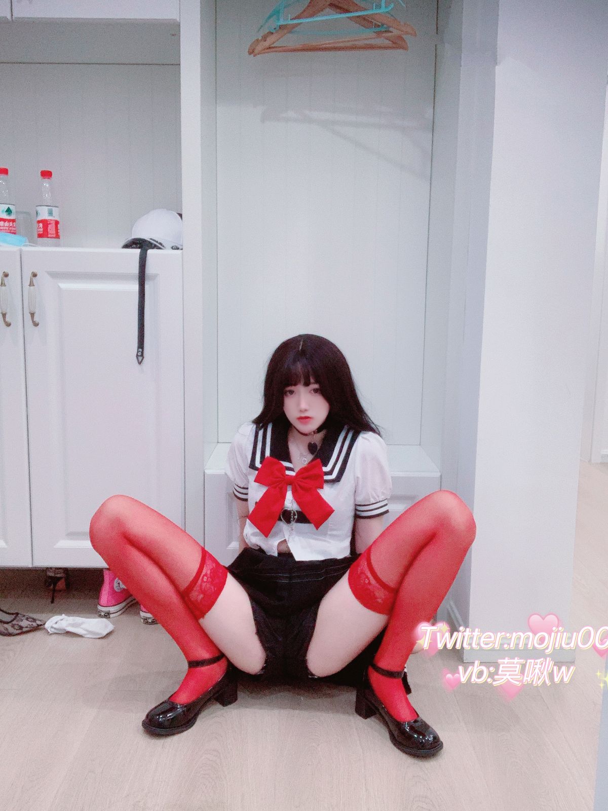 Coser@小青茗 – 露脸JK定制红色丝袜 (33P)