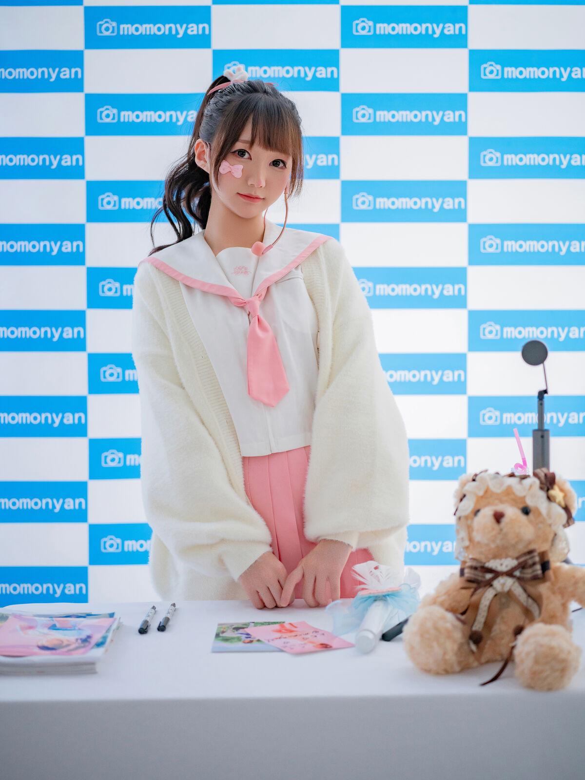 Coser@NAGISA魔物喵 – ビキニアイドルのサイン会 Part01 (61P)