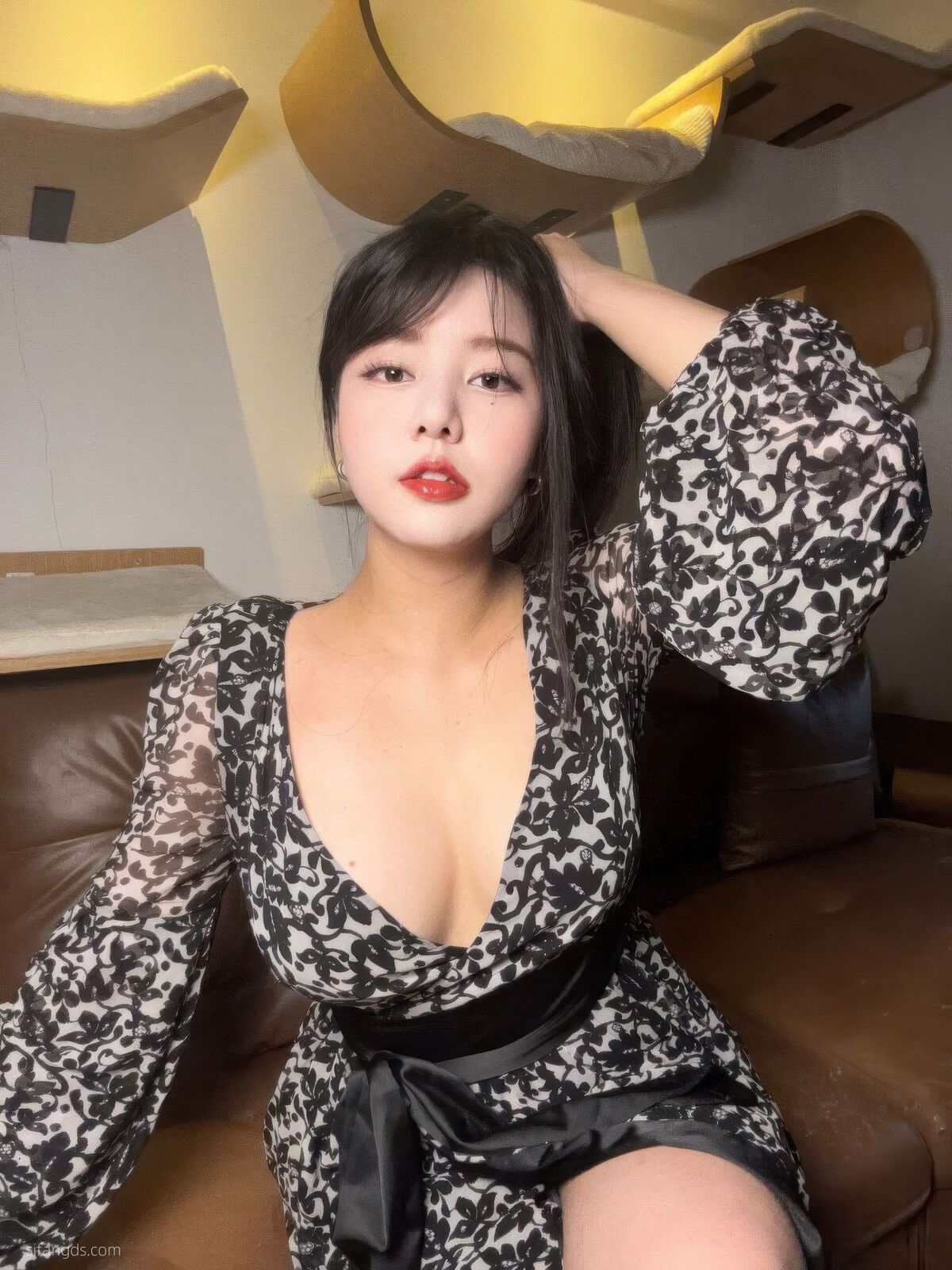 Sha Le Mei Xiao Cang Lao Shi 莎乐美小苍老师 – 网红外围 最新私密群门槛福利 Part01 (61P – 28V)