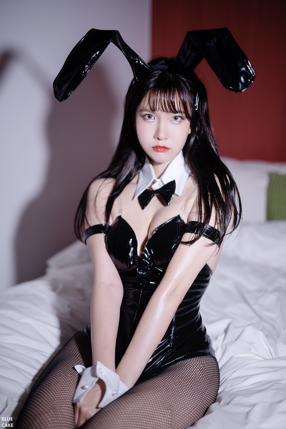 BLUECAKE Ahrin White Black Bunny B