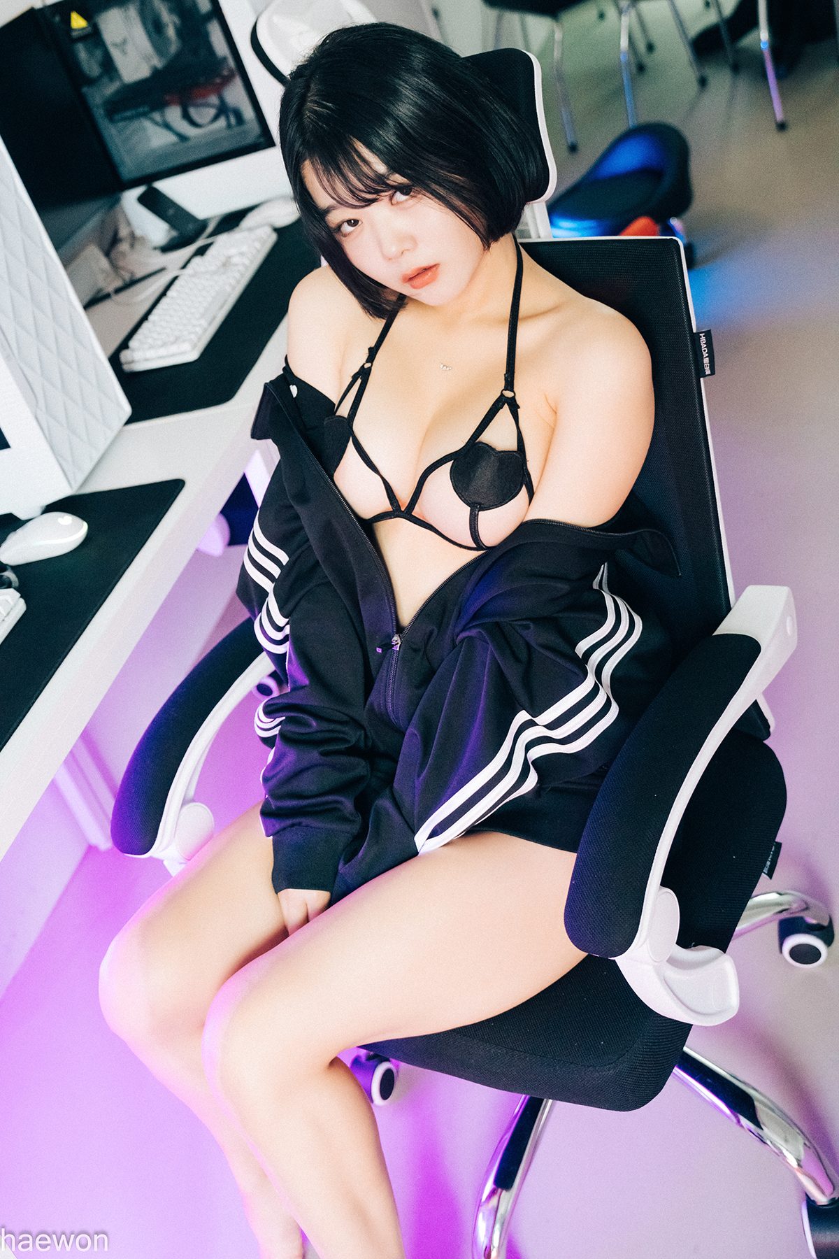Loozy Zia 지아 – PC Room With SP A