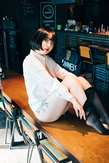 [Loozy] Son Ye-Eun (손예은) – Tainted Love Bar