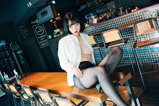 [Loozy] Son Ye-Eun (손예은) – Tainted Love Bar