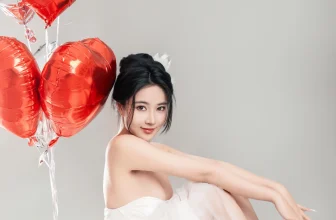 網絡美女年年Nnian情人節特別篇主題性感白色婚紗長裙半脫秀曼妙身姿撩人誘惑寫真80P