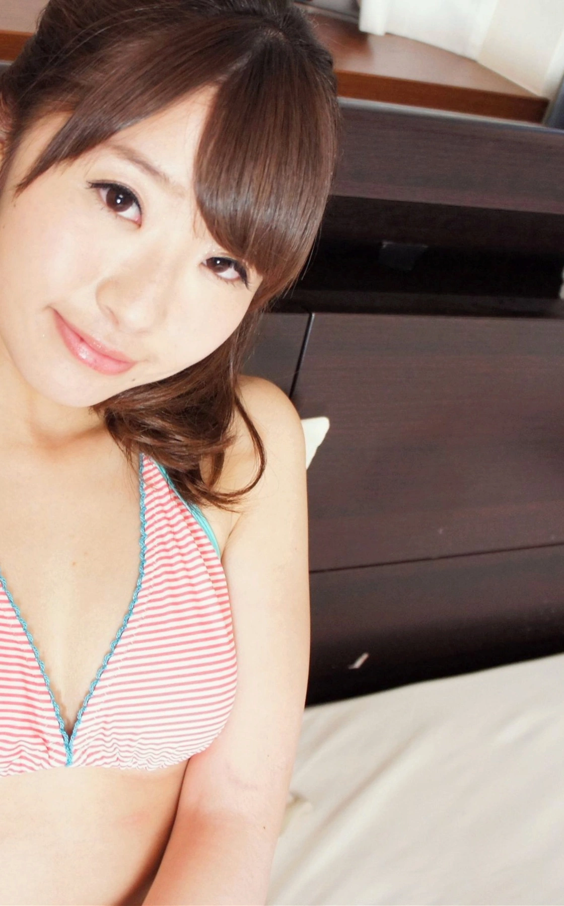 Saki Hatsumi 初美沙希, 激ヤバ写真集 「ロリ顔ドスケベ幼妻 欲求不満な幼妻の止まらない肉欲…」