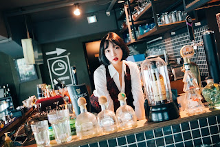 [Loozy] Son Ye-Eun (손예은) – Tainted Love Bar