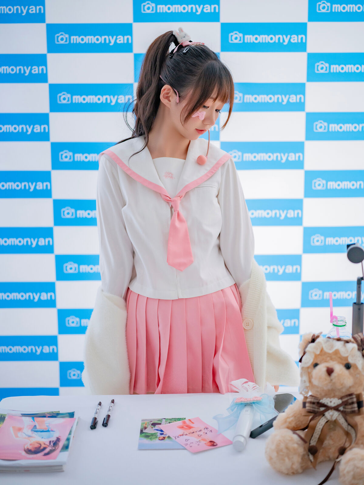 Coser@NAGISA魔物喵 – ビキニアイドルのサイン会 Part01 (61P)