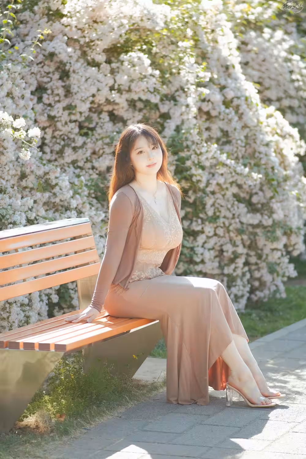 網絡美女皮皮奶可可愛了啦猥實人妻主題戶外性感套裝露淺色蕾絲內衣秀豐滿身材誘惑寫…