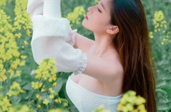 網絡美女年年Nnian花野主題戶外油菜地性感白色低胸連衣短裙半脫秀惹火身材誘惑寫真43P