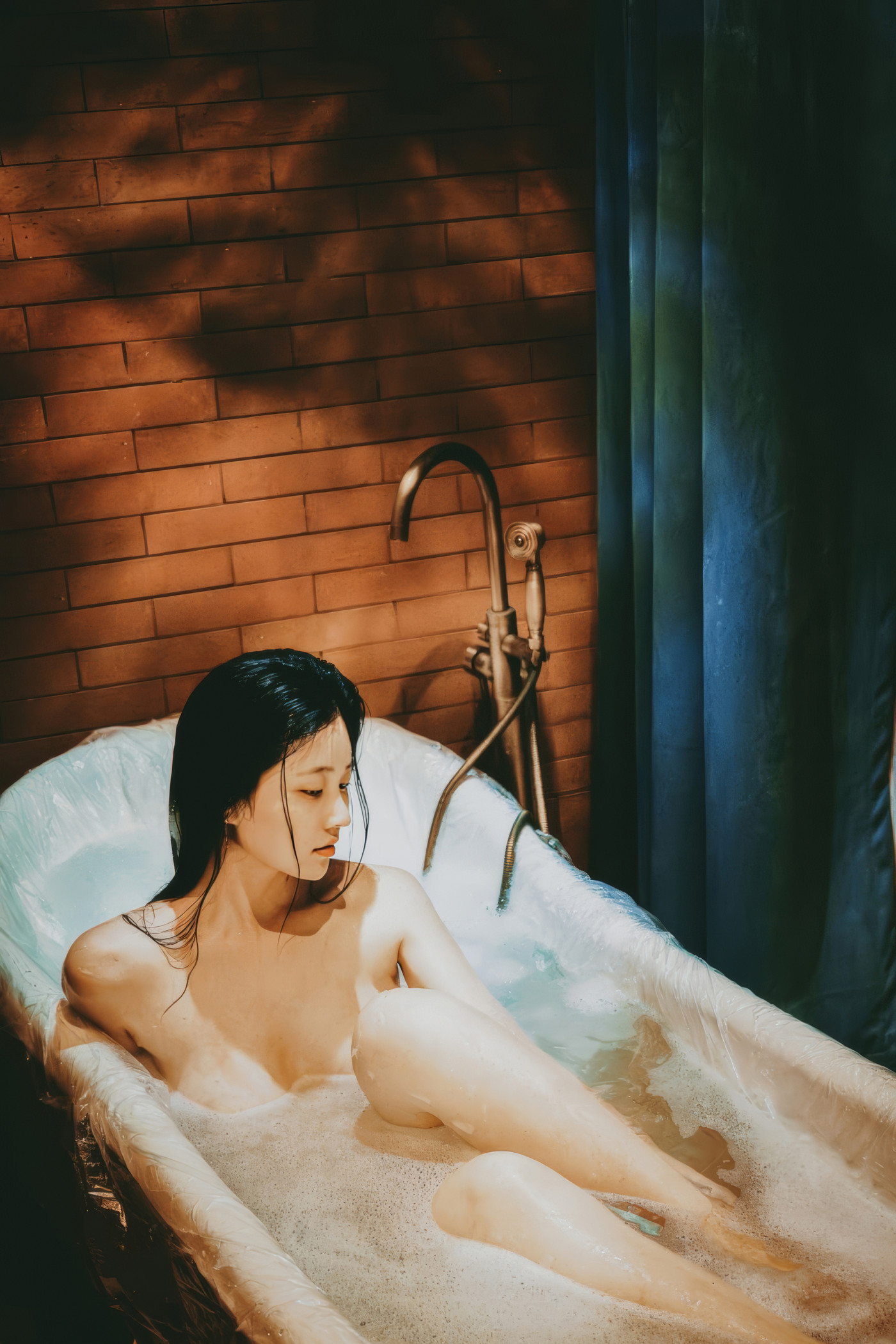 年年Nnian, 写真集 沐浴 Take a Bath