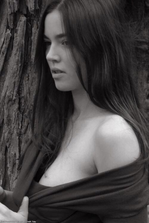 Take the school girl to the wild and force her to take nude photos! (12P)