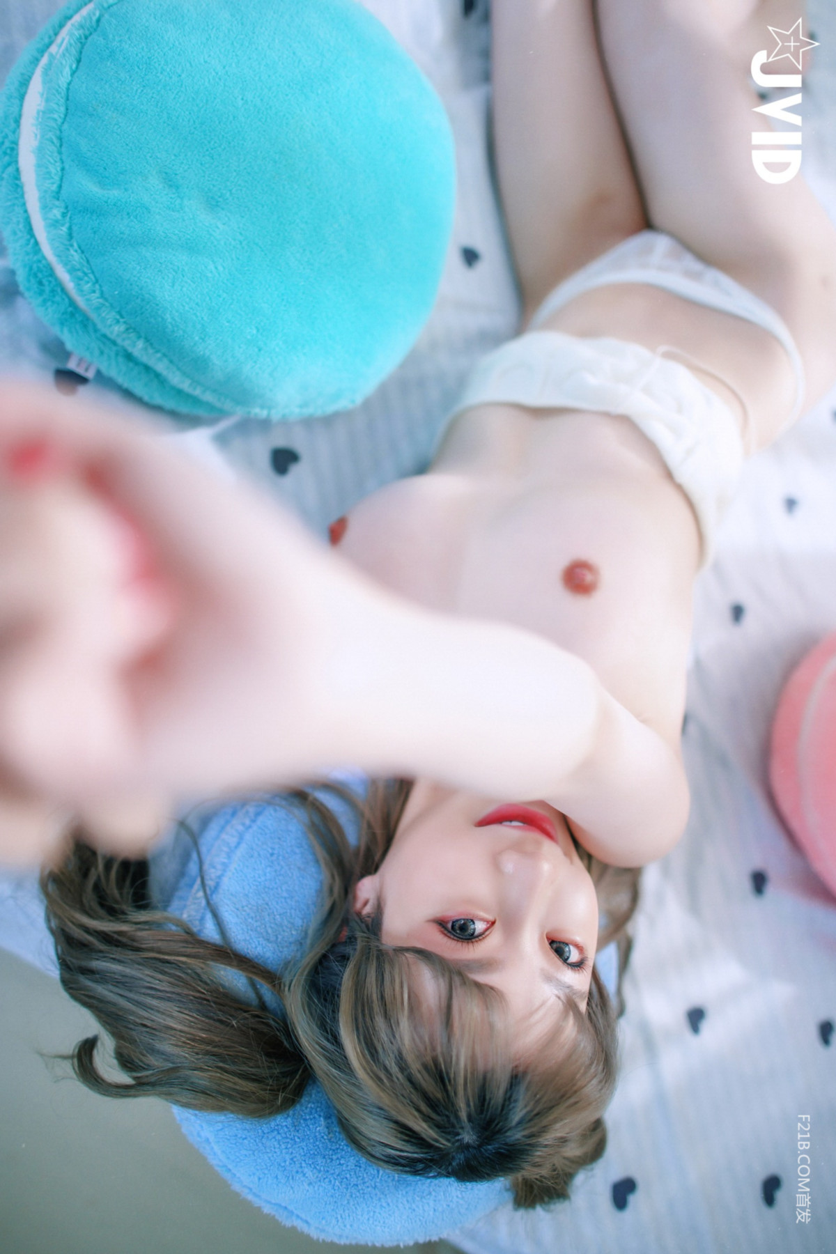 JVID 璃奈醬 – 兄弟一起把玩超美極品充氣娃娃，誤觸開關，一秒變真人 掰超開特寫／想咬一口鮑 Set.04