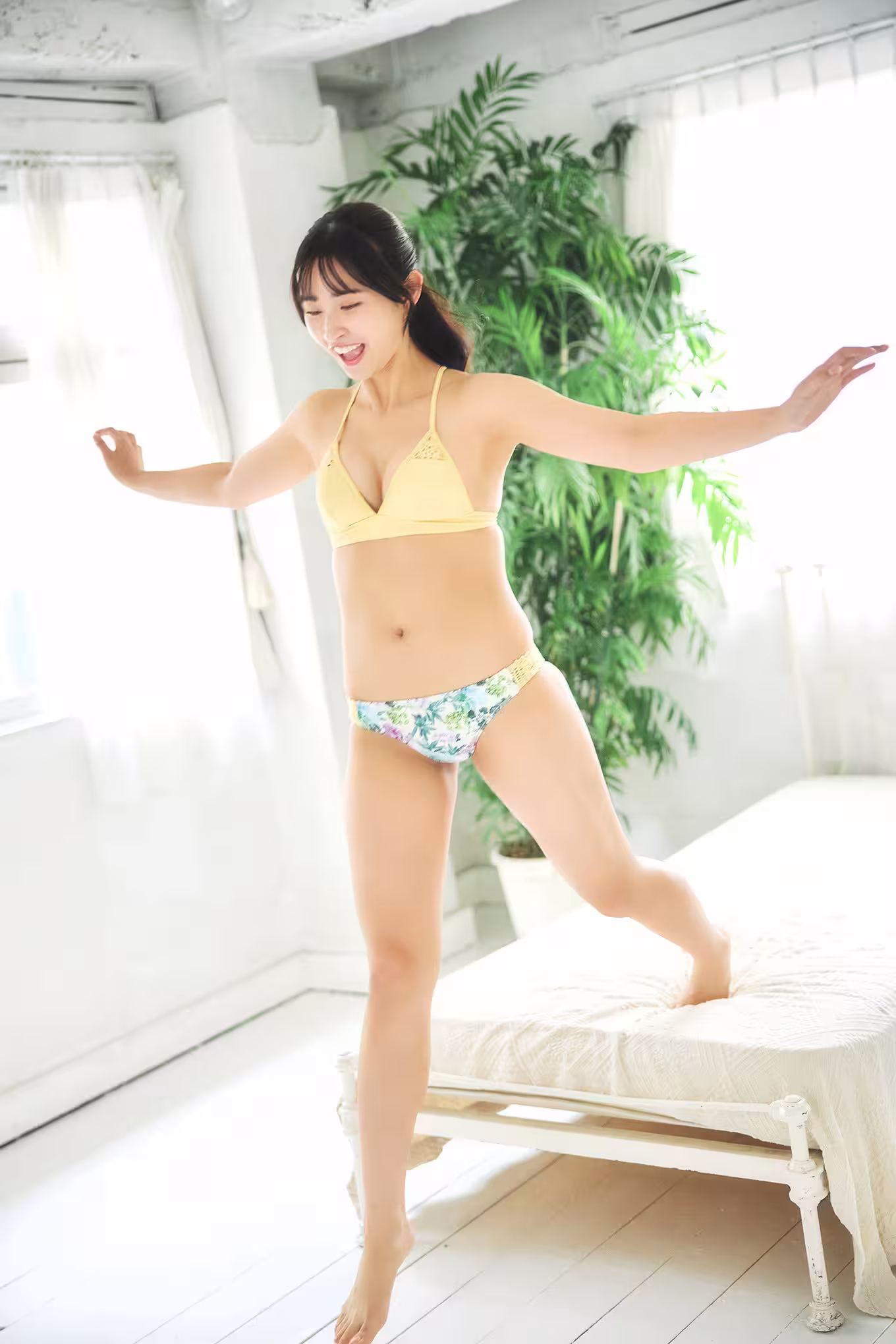 ((動圖)Kawakita Ayaka：“請親吻我…”當我錯過了最後一列火車後，我住在大三的房子…(19p)