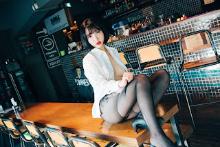 [Loozy] Son Ye-Eun (손예은) – Tainted Love Bar