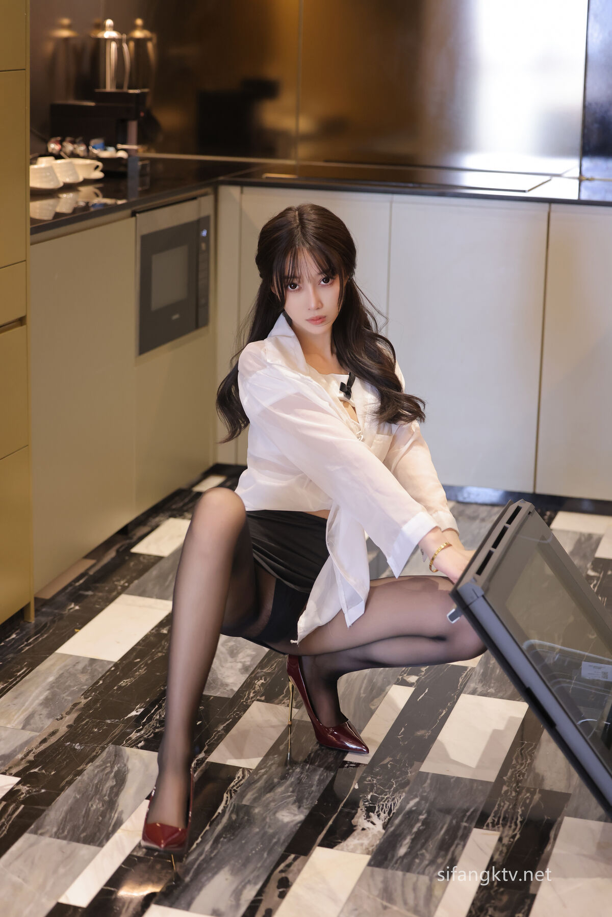 XR Uncensored Yue Er Yue Er 玥儿玥er – R18 秀人网模特 厨娘 (71P – 2V)