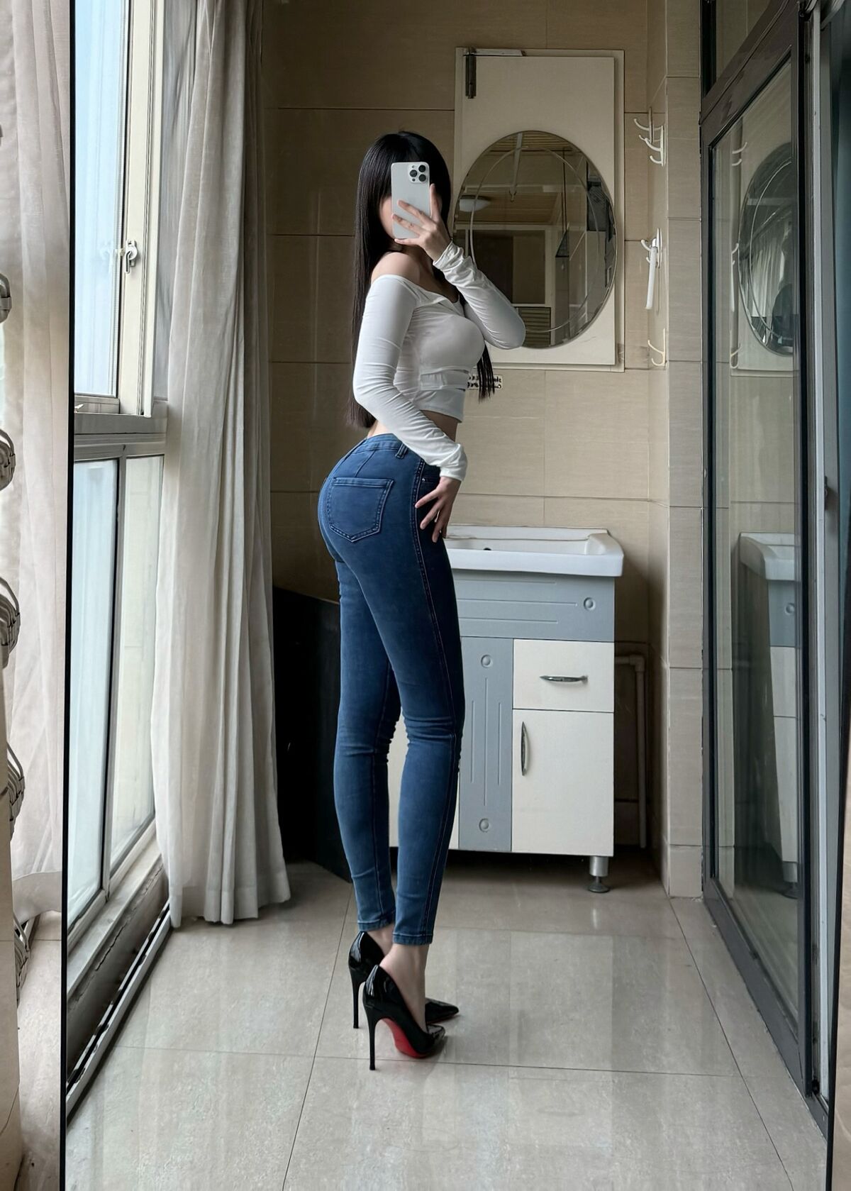 Coser@不可爱羚 – 牛仔裤 (29P – 7V)