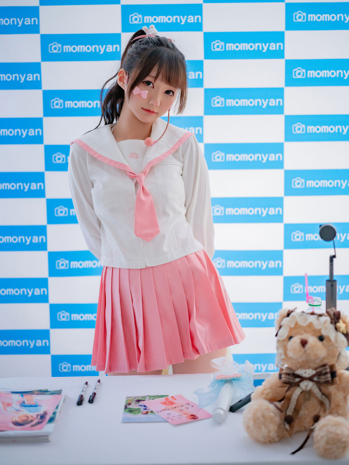 Coser@NAGISA魔物喵 – ビキニアイドルのサイン会 Part01 (61P)