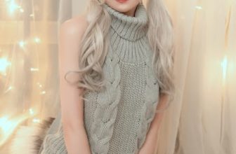 Coser@草莓味奈奈兔 小狐狸的家居日常 露背毛衣