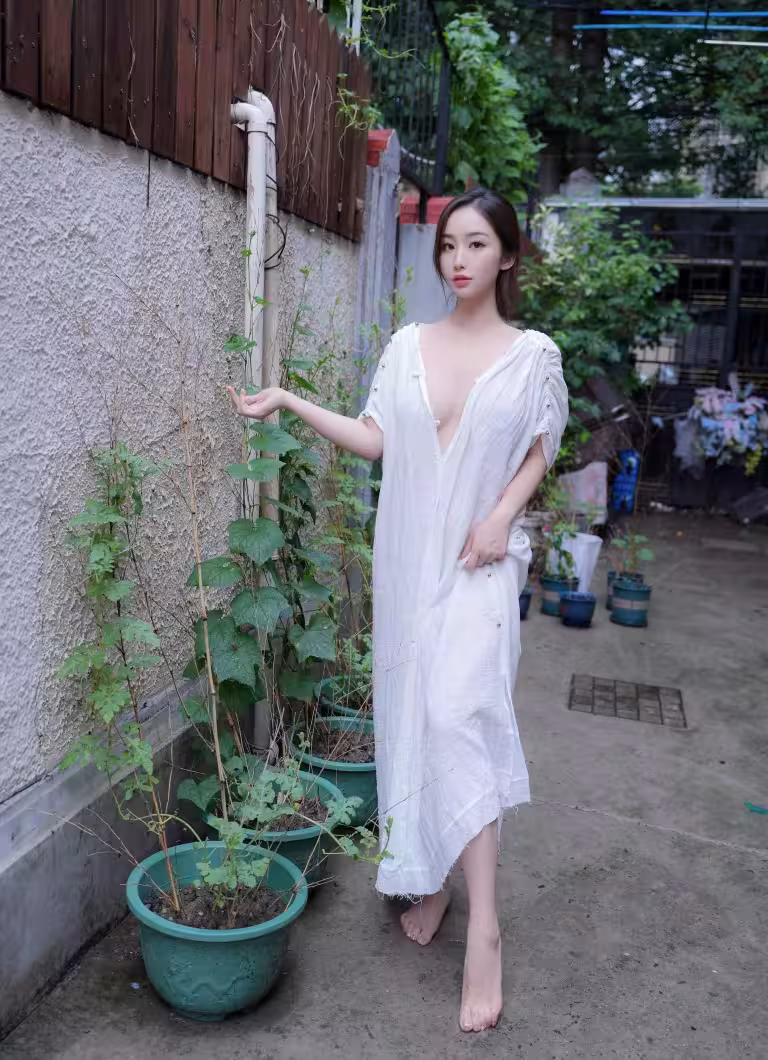 [XR Uncensored] 楠芝 – R18 秀人網模特 身著白色長裙的美女畫家 (48 Photos)