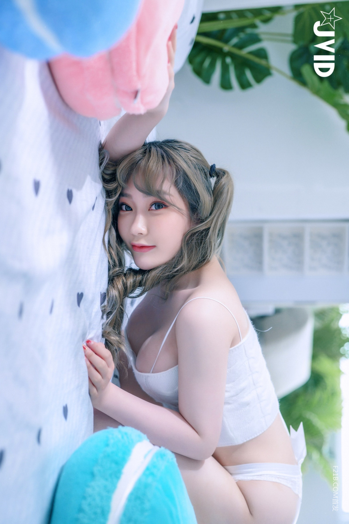 JVID 璃奈醬 – 兄弟一起把玩超美極品充氣娃娃，誤觸開關，一秒變真人 掰超開特寫／想咬一口鮑 Set.04(50P)