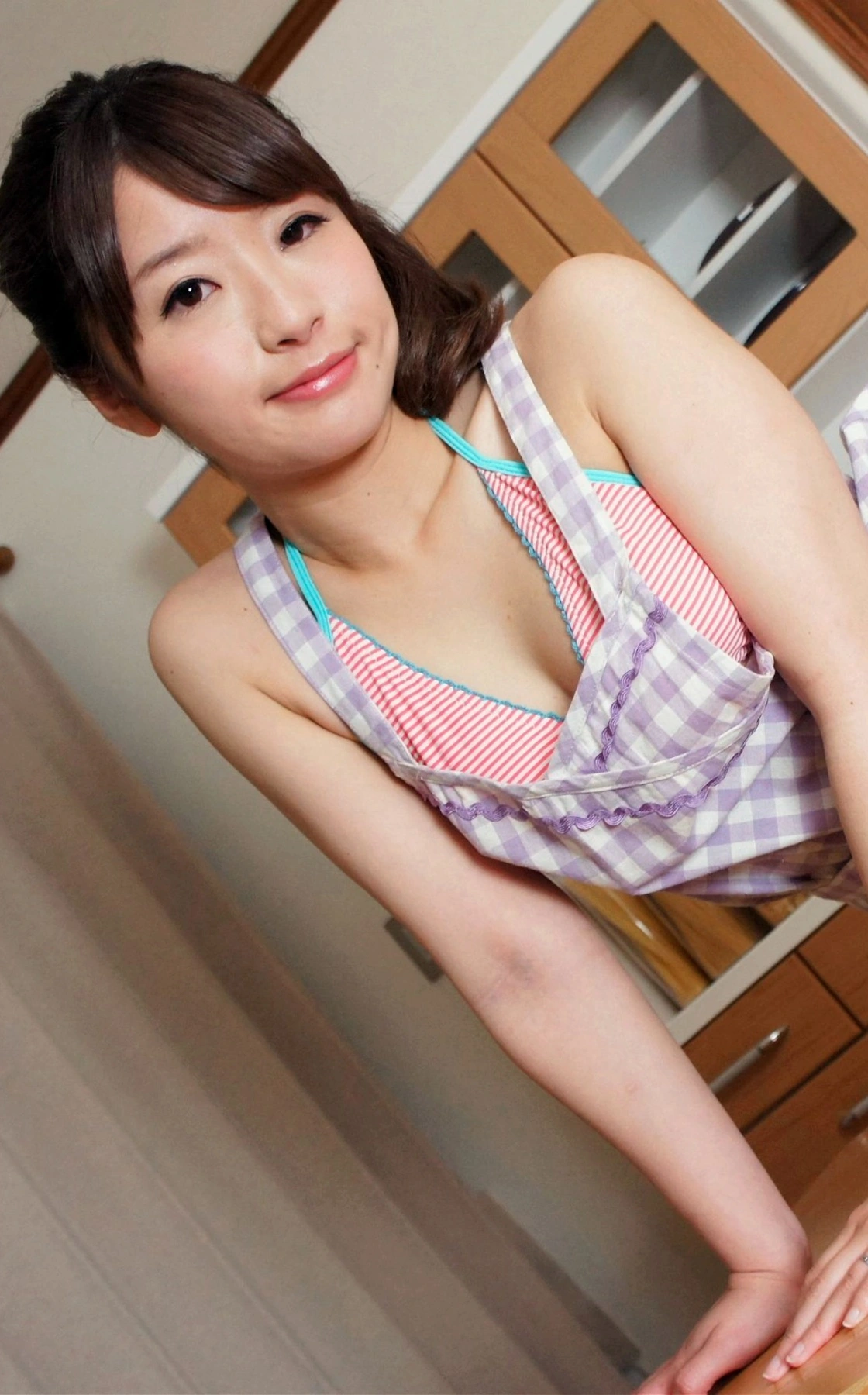 Saki Hatsumi 初美沙希, 激ヤバ写真集 「ロリ顔ドスケベ幼妻 欲求不満な幼妻の止まらない肉欲…」