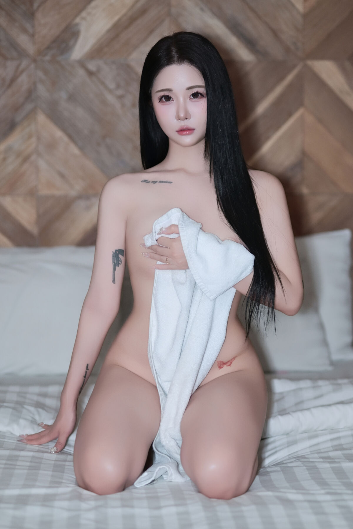 Bomi 보미 – Oil Play at Hotel (90P – 1V)