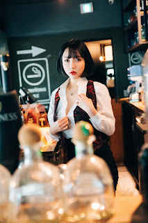 [Loozy] Son Ye-Eun (손예은) – Tainted Love Bar