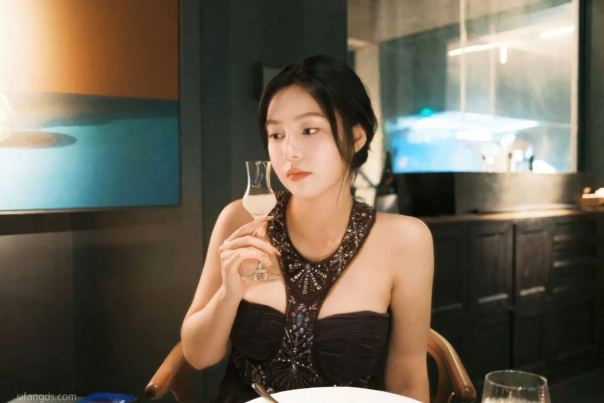 Sha Le Mei Xiao Cang Lao Shi 莎乐美小苍老师 – 网红外围 最新私密群门槛福利 Part02 (61P)