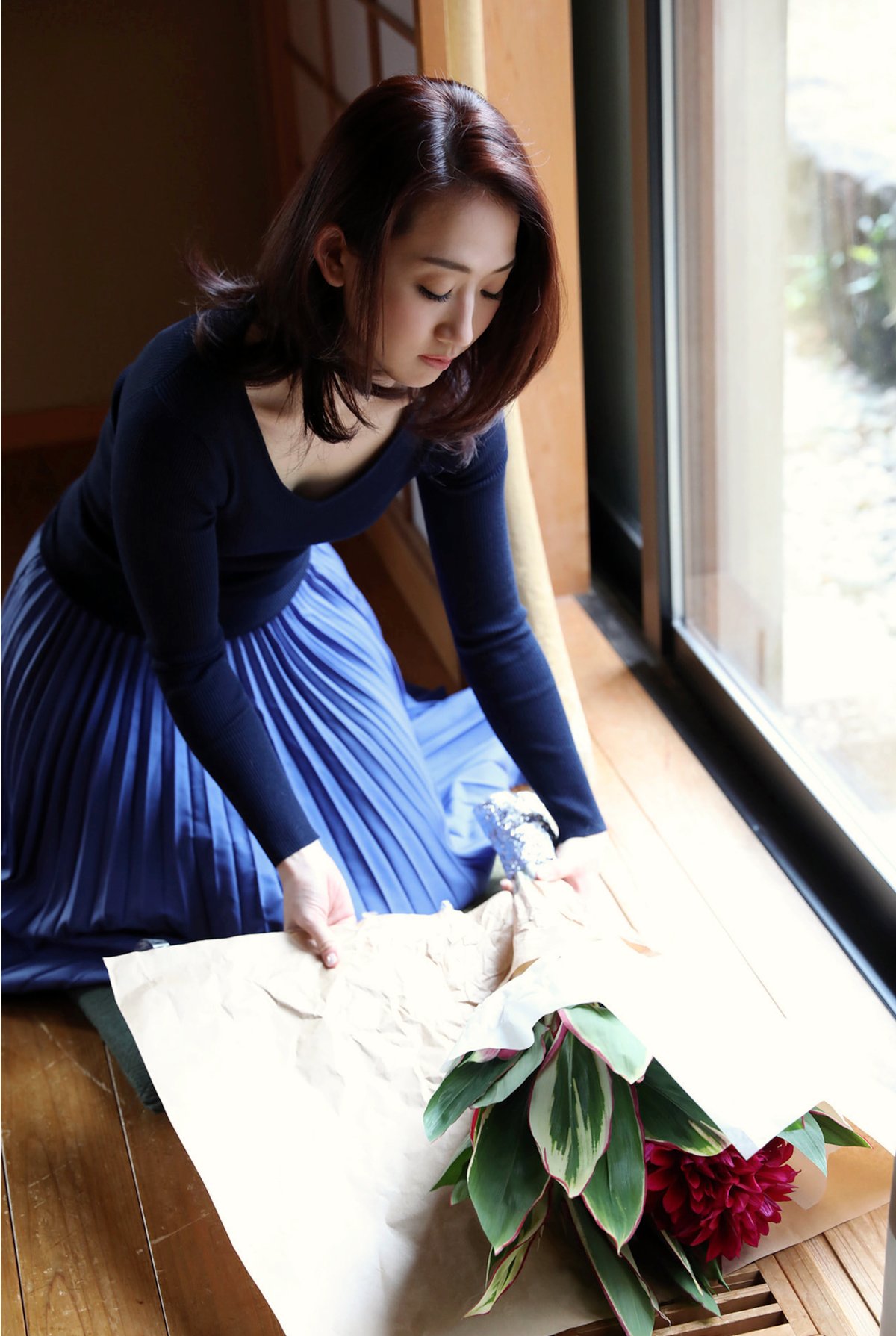 JP Mito Kana 水戸かな – 花を愛でる人