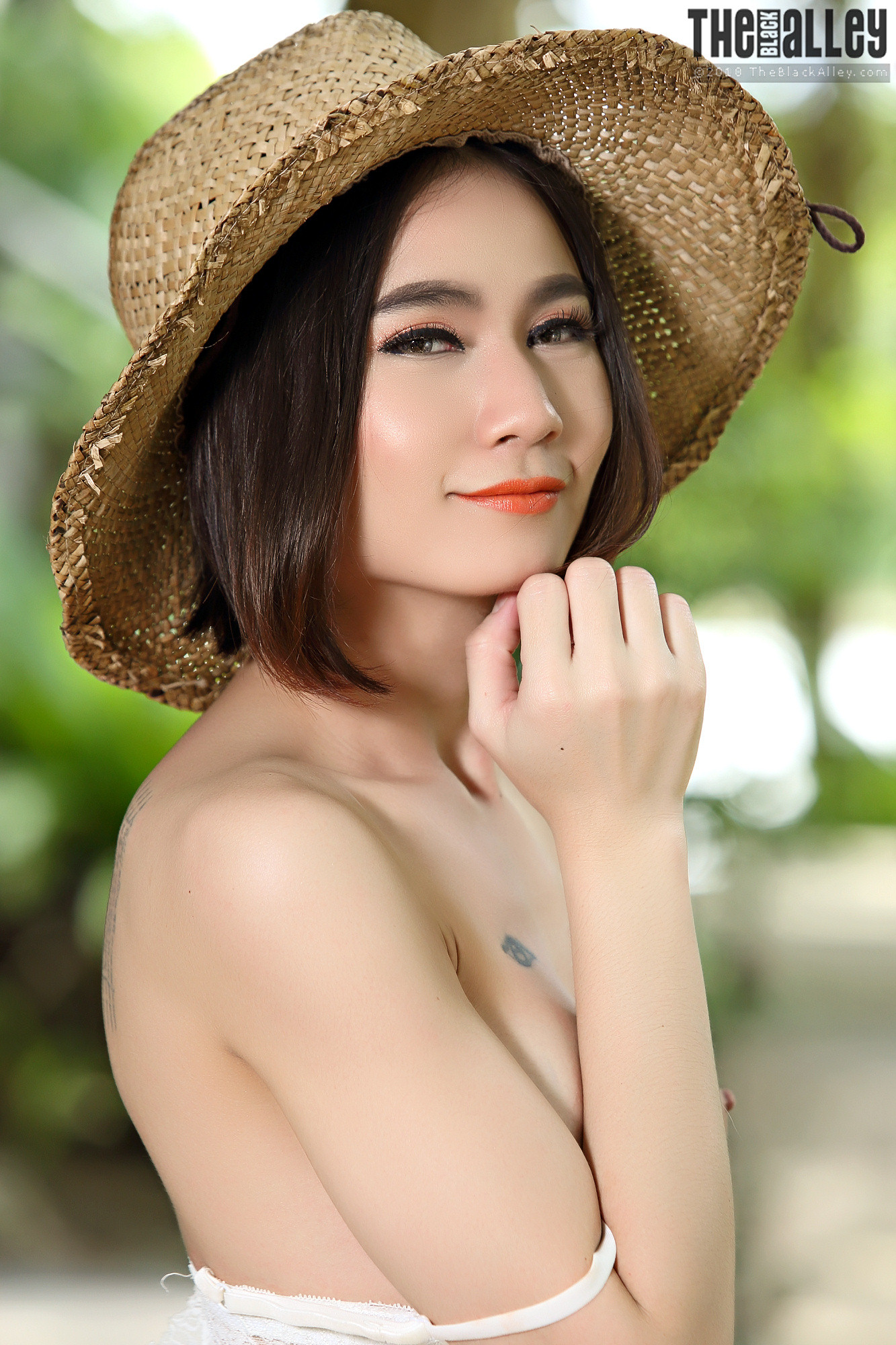 Ellie The Black Alley Photobook Set.26
