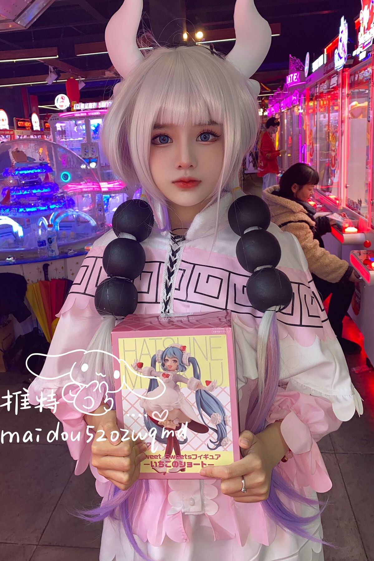 Coser@麦兜小可爱 – 与金主爸爸啪啪 Part1 (75P – 40V)
