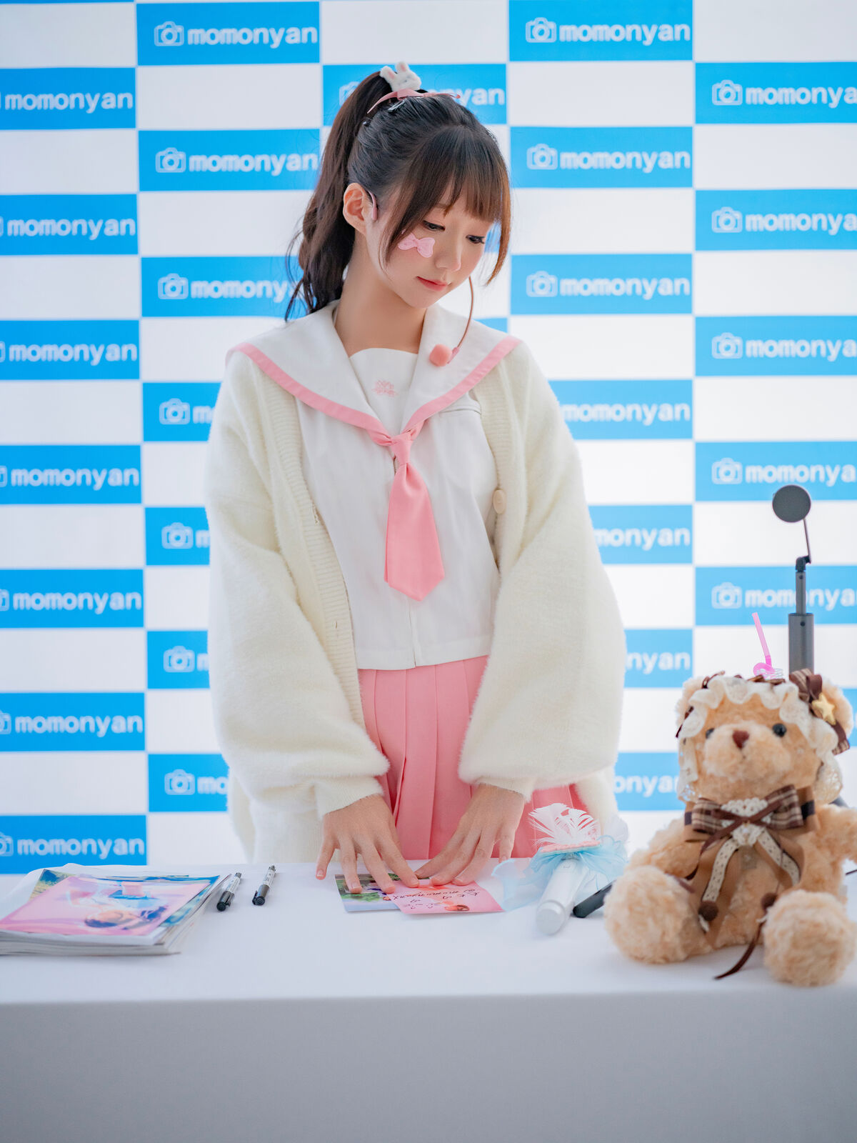 Coser@NAGISA魔物喵 – ビキニアイドルのサイン会 Part01 (61P)