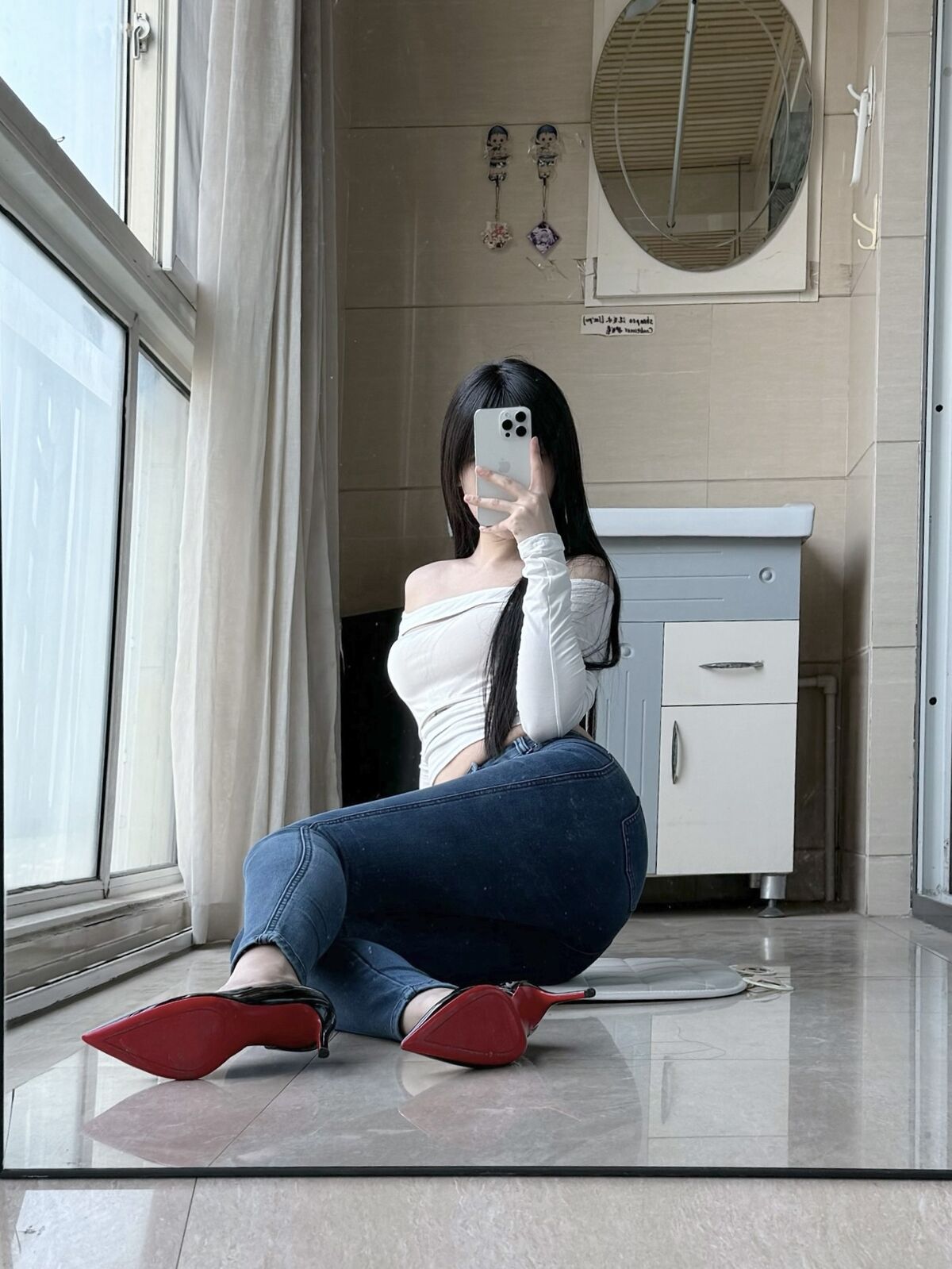 Coser@不可爱羚 – 牛仔裤 (29P – 7V)