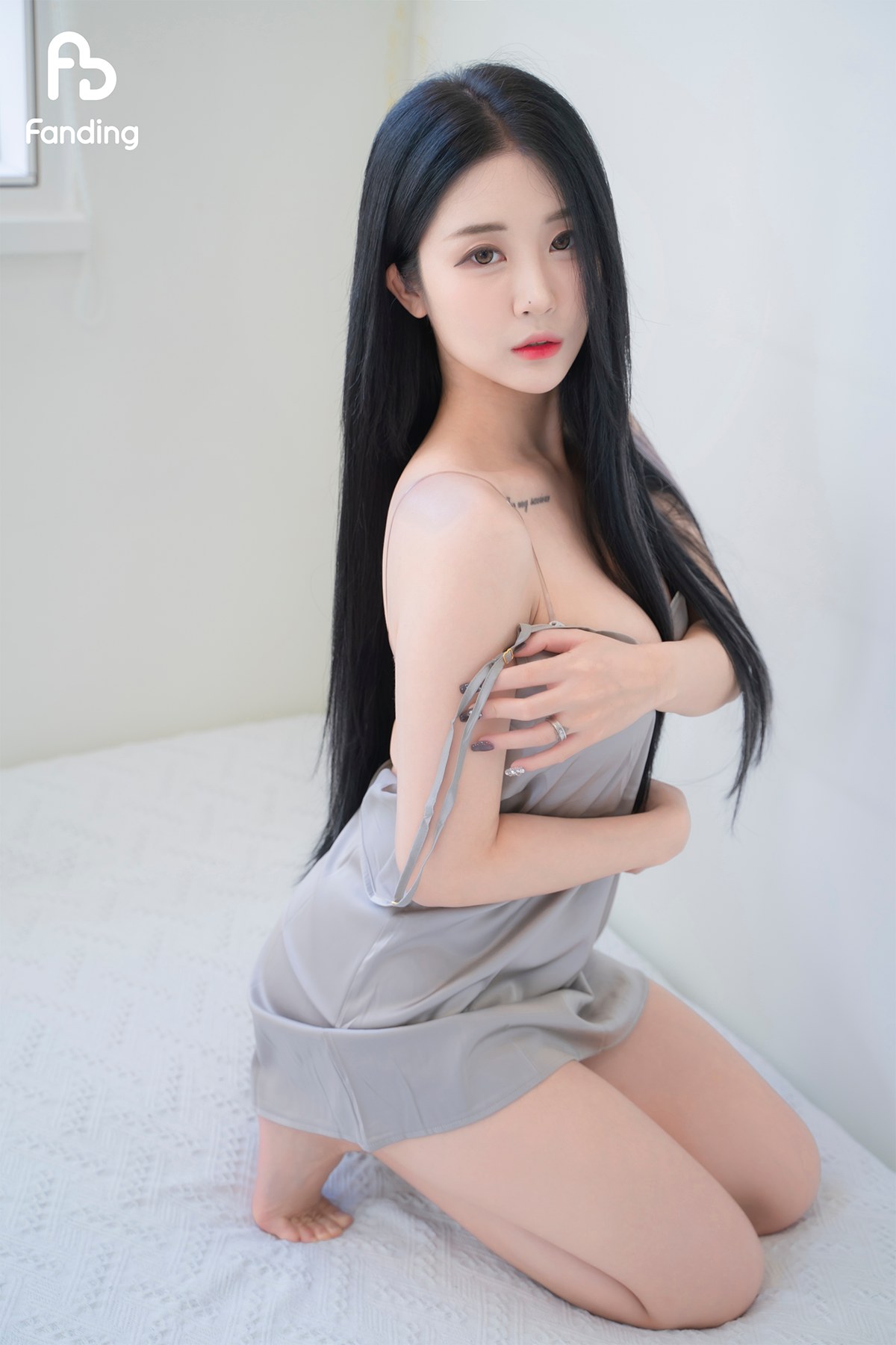 Bomi 보미 – Gray Slip