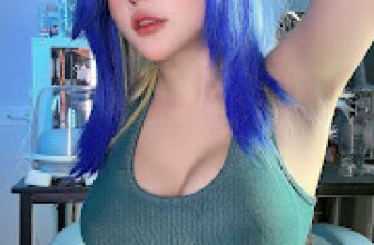 Coser@Sayo Momo – Neon Valorant Body Oil