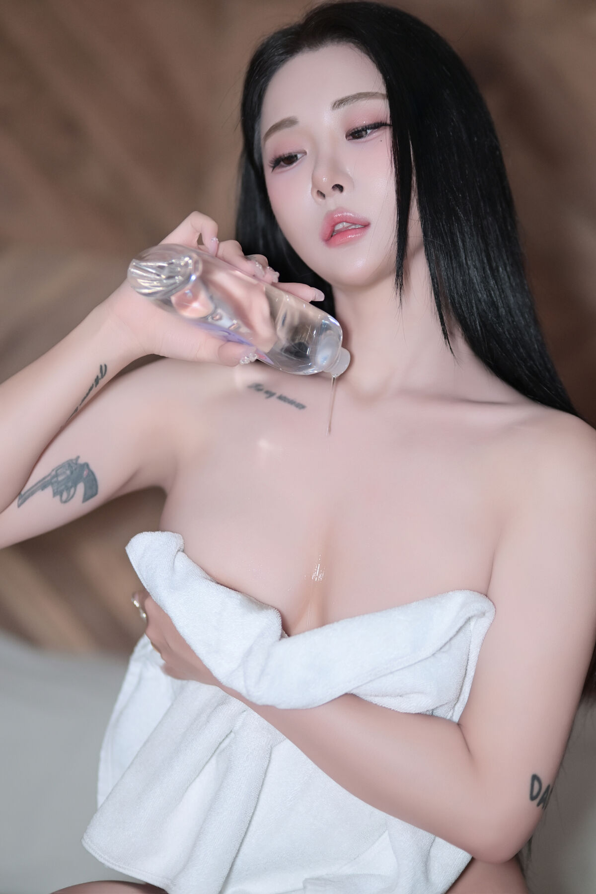 Bomi 보미 – Oil Play at Hotel (90P – 1V)