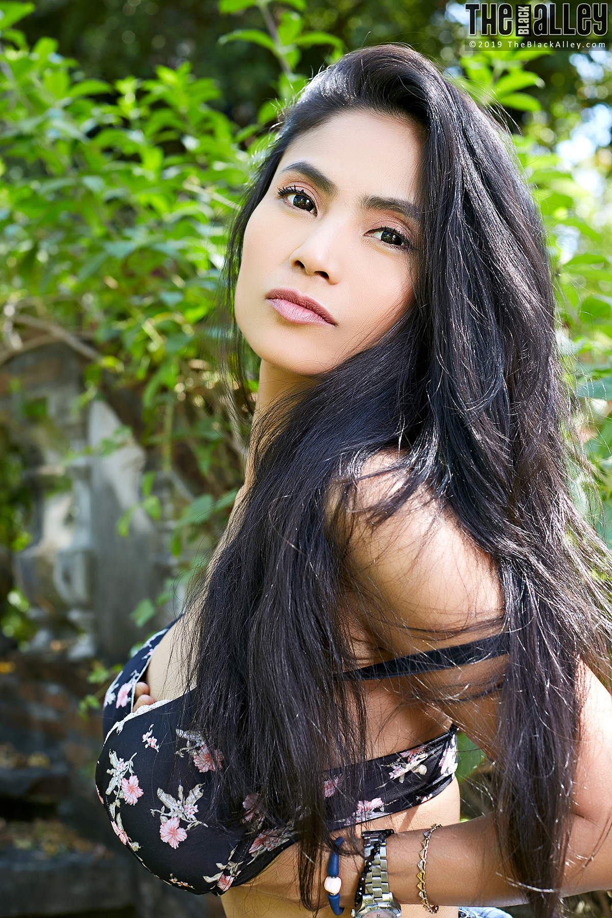 Leah The Black Alley Photobook Set.01