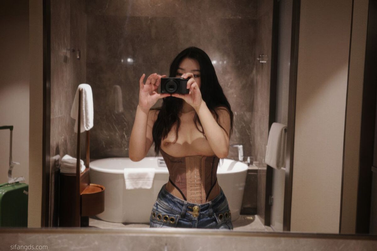 Sha Le Mei Xiao Cang Lao Shi 莎乐美小苍老师 – 网红外围 最新私密群门槛福利 Part01 (61P – 28V)