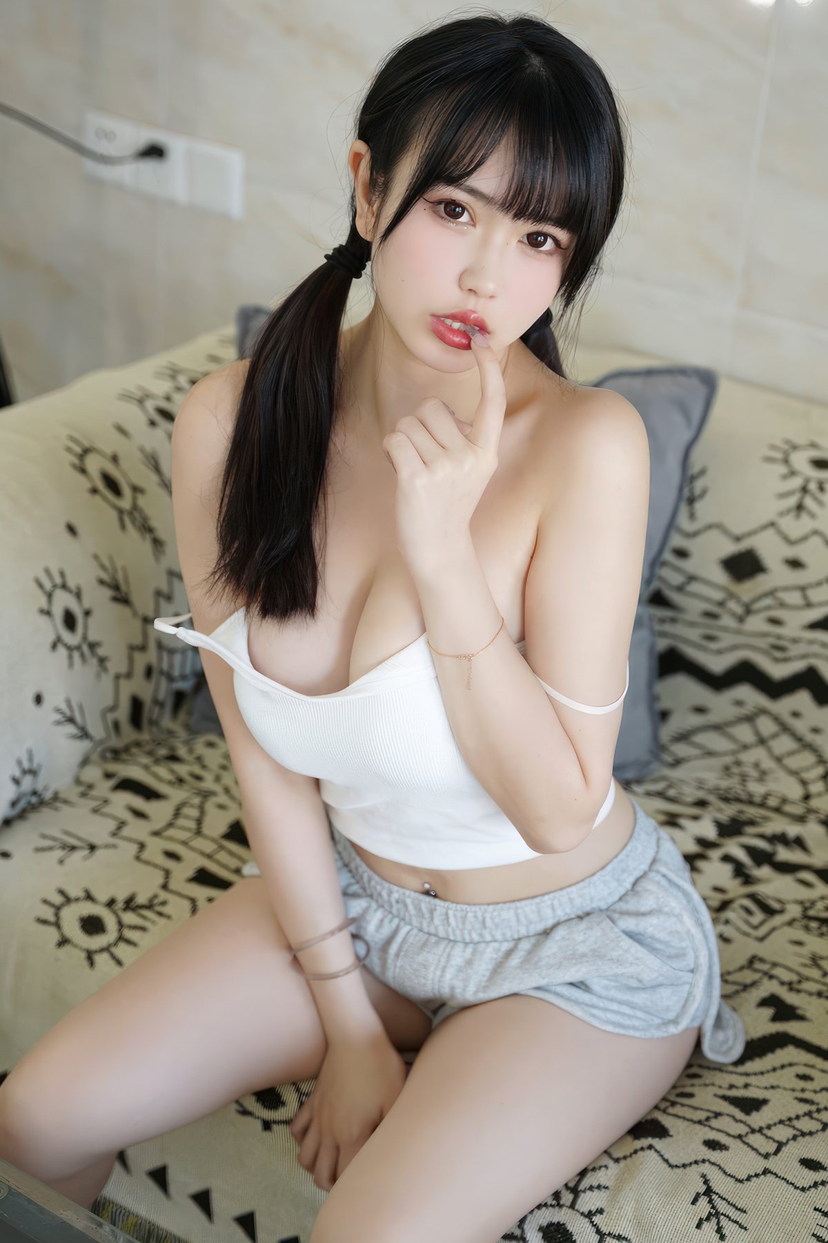 Coser@Tina很妖孽呀 – 白色纯欲吊带