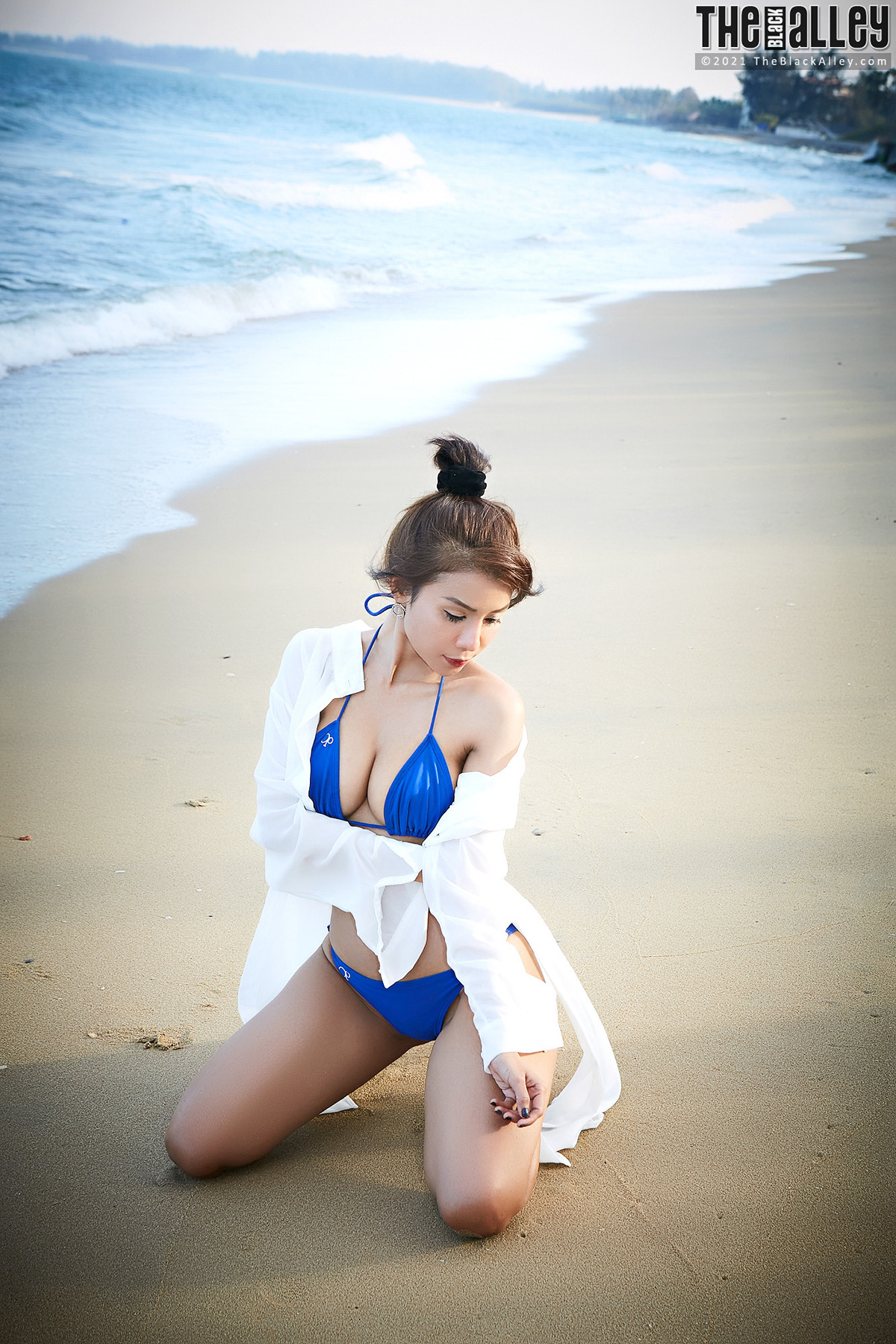 Aliyah The Black Alley Photobook Set.48