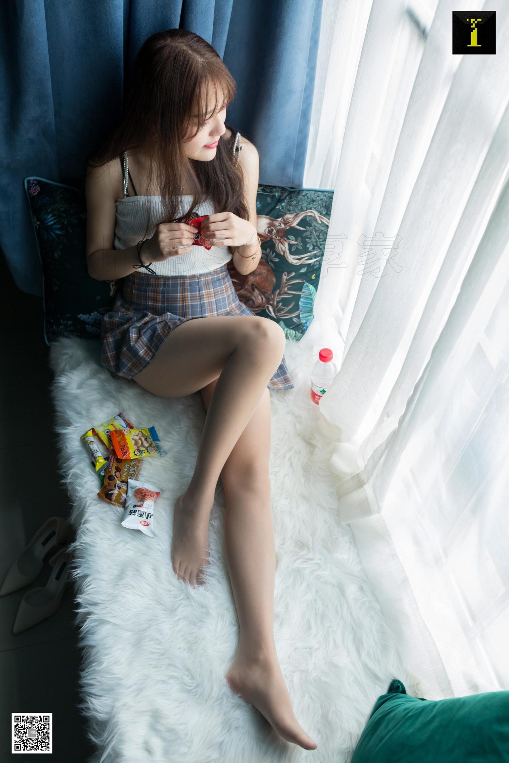[异思趣向IESS] 模特 婉萍 《爱吃零食的婉萍》