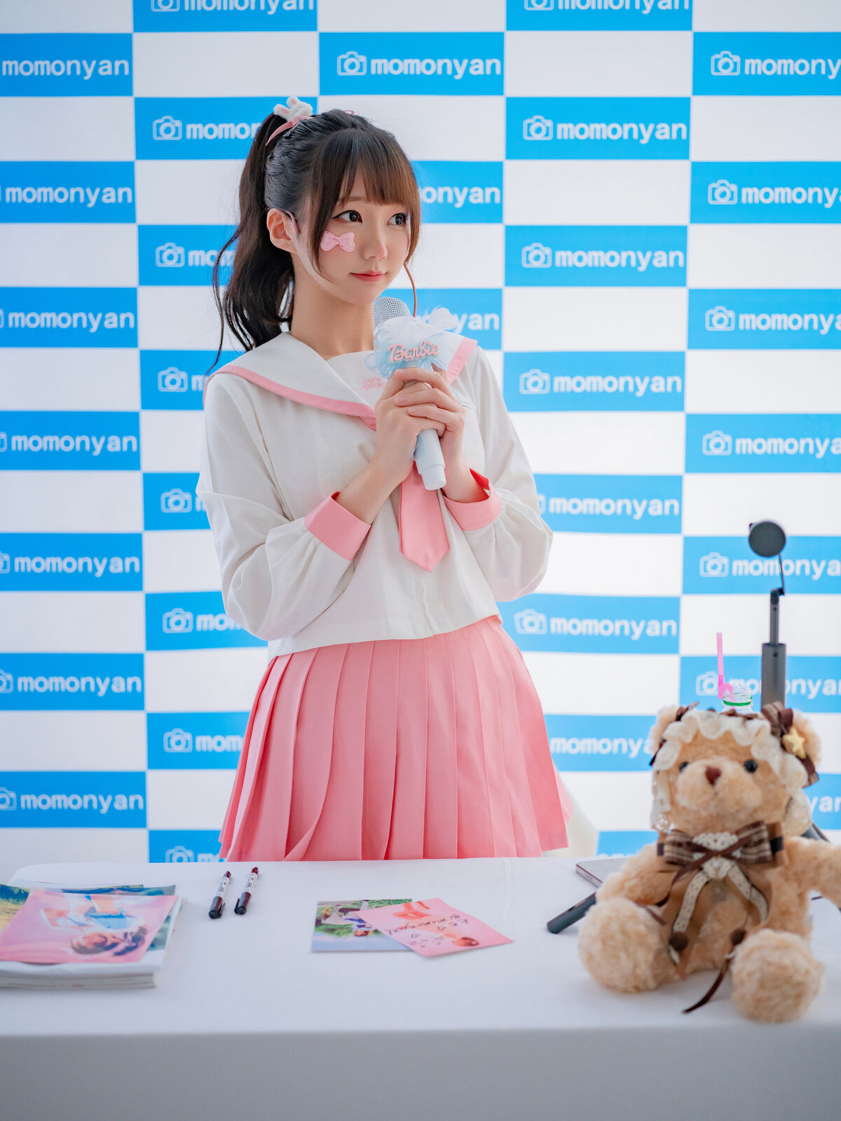 Coser@NAGISA魔物喵 – ビキニアイドルのサイン会 Part01 (61P)